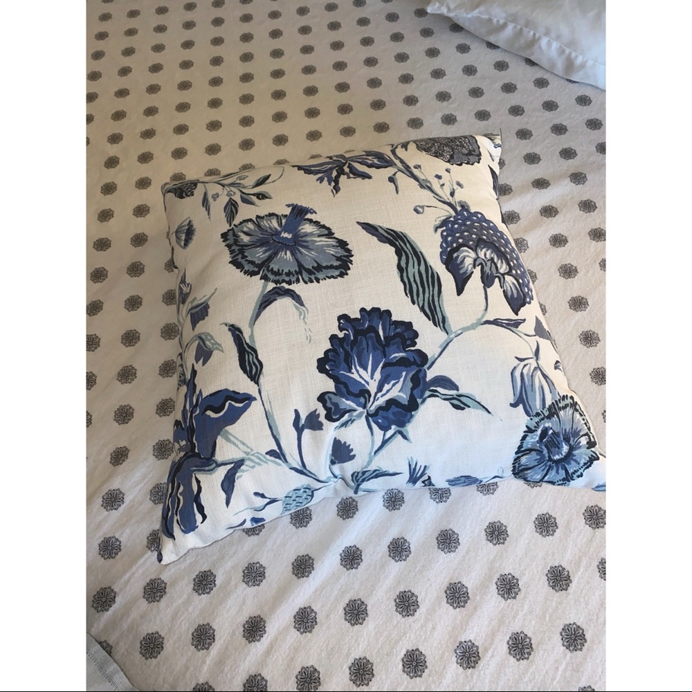 2 throw pillows - Picture 4 of 5